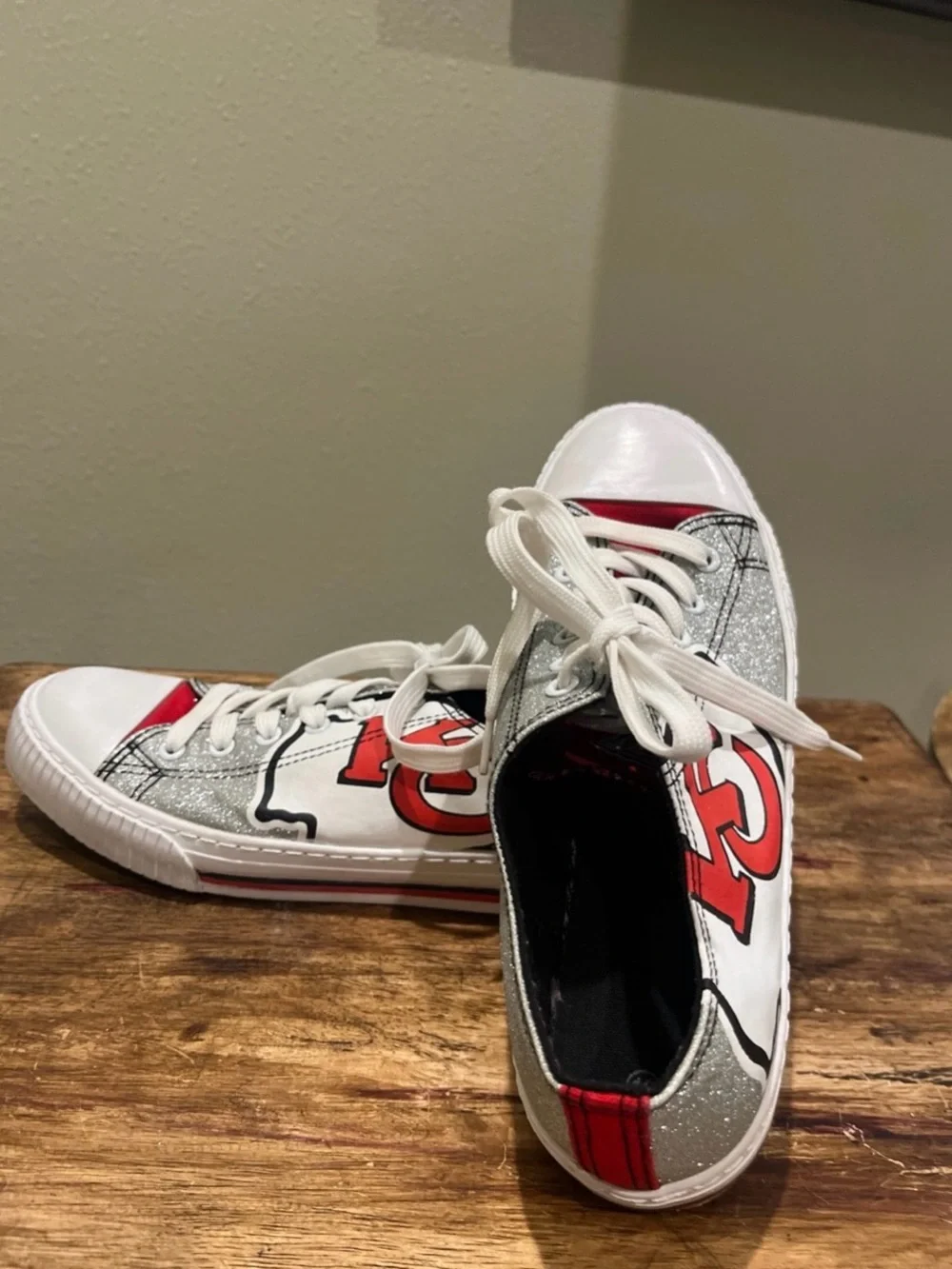 KC Chief fans!!! Show your support this Football Season in these sz 10 shoes (w)